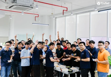 Đội ngũ YouNet Social cùng ăn mừng tại văn phòng